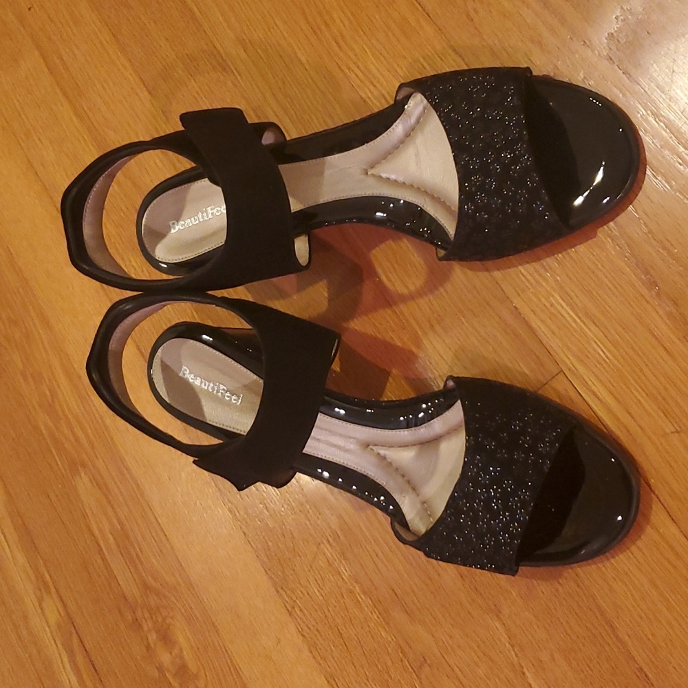 BEAUTIFEEL black lacquer leather medium heel sandals. US size 11.